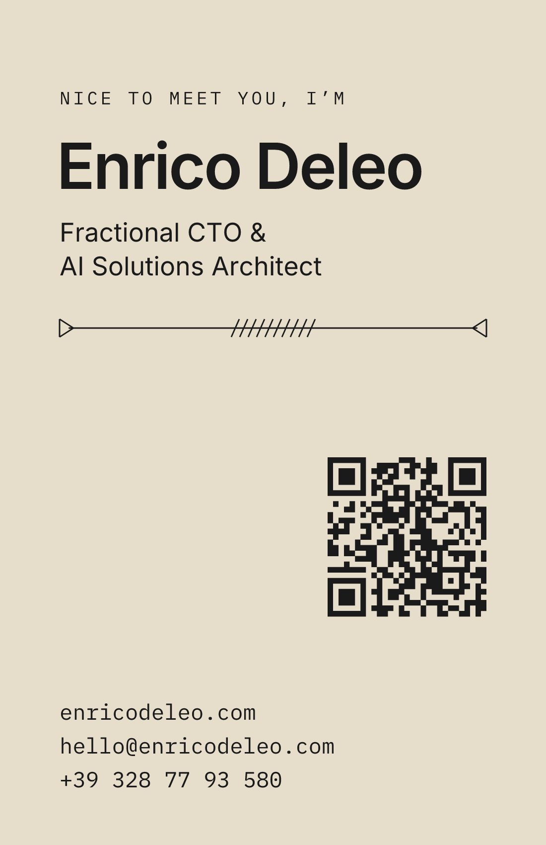 Fronte del biglietto: Nice to meet you, I’m Enrico Deleo, Fractional CTO and AI Solutions Architect, la freccia del 2014, un piccolo QR code e i contatti